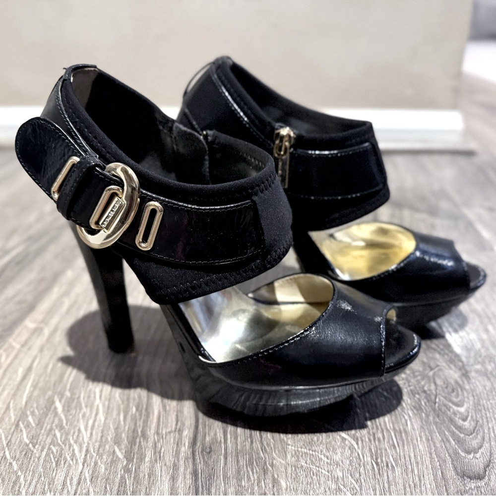 MICHAEL MICHAEL KORS Black Patent Leather Gold
Buckle Morgan Platform- size 6.5